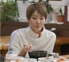 7일 방송된 TV조선 ‘식객 허영만의 백반 기행’에서 허보리가 강원 음식을 맛보고 있다.