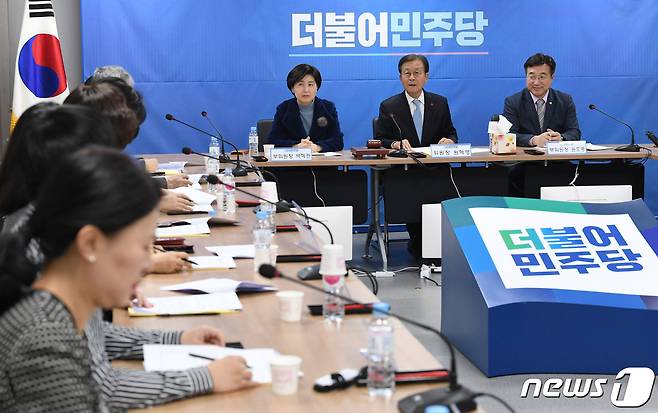 원혜영 더불어민주당 공천관리위원장이 21일 오후 서울 여의도 당사에서 공천관리위원회 회의를 주재하고 있다. 2020.1.21/뉴스1 © News1 박세연 기자