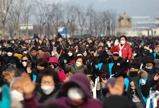 마스크를 착용한 문재인하야범국민투쟁본부 회원들이 2일 서울 세종대로 광화문광장에서 열린 ‘대한민국 바로세우기 국민대회’에 참석하고 있다. [뉴스1]