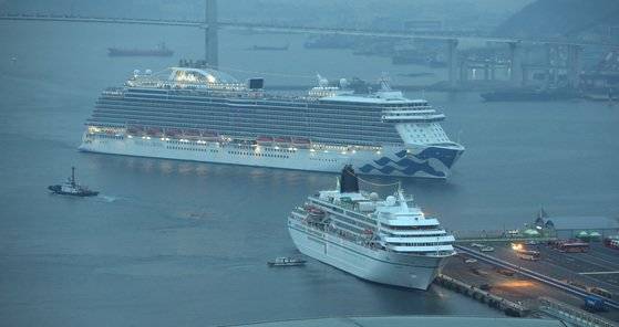 부산항에 입항한 크루즈선. [중앙포토]