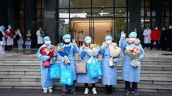 신종 코로나바이러스 감염증과의 사투에서 승리해 건강을 회복, 병원을 나서는 이들의 숫자도 점차 늘고 있다. [중국 신화망 캡처]