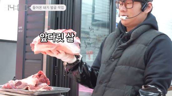 지난 1일 서울 방화동 방신시장의 한 정육점에서 정무송(35)씨가 돼지고기 부위를 설명하고 있다. 차인선 PD