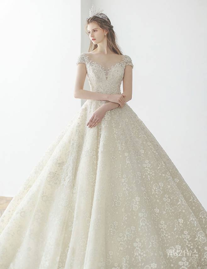 사진 : 웨딩드레스 브라이덜 수지, 포토그래퍼 유창환(앤유스튜디오), 헤어 설영 메이크업 오유진(살롱드로쉬), 모델 매니, 제품협찬 디바이디