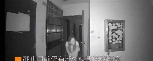 중국 후베이성 우한의 아파트에서 지난 8일 한밤 중에 한 여성이 복도 양편의 현관문 손잡이마다 침을 뱉고 다니다가 모퉁이에 이르자 주위를 살펴보고 있다. 바이두 캡처