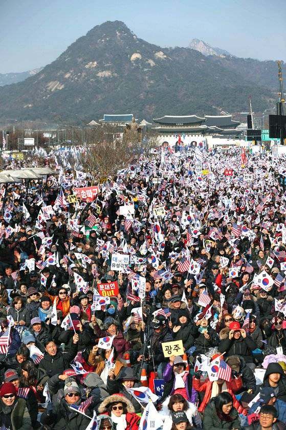 지난해 12월 범국민투쟁본부와 보수 성향 기독교인들이 전광훈 목사에 대한 구속영장이 청구된 후 서울 종로구 광화문광장 일대에서 집회를 열고 문재인 정부를 규탄하고 있다. [뉴시스]