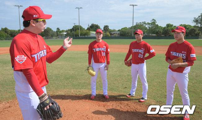 [OSEN=포트마이어스(미국 플로리다주),박준형 기자]KIA 양현종이 후배 하준영, 백미카엘, 김기훈에게 견제훈련을 방법을 가르쳐 주고 있다. / soul1014@osen.co.kr