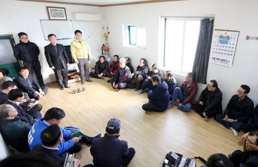 10일 오후 경기도 이천시 장호원읍 이황1리 마을회관에서 마을주민들이 행정안전부 관계자의 설명을 듣고 있다. 이날 신종 코로나바이러스 감염증 중앙사고수습본부는 중국 후베이성 우한시에 남아있는 우리 교민을 임시항공편(3차 전세기)을 이용해 국내로 데려온 후 경기 이천의 국방어학원에 임시생활시설을 마련한다고 밝혔다. (사진=뉴스1)