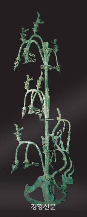 청동신수. 신수는 하늘과 땅을 연결시키는 나무 사다리로 인식되어 왔다.|삼성퇴박물관