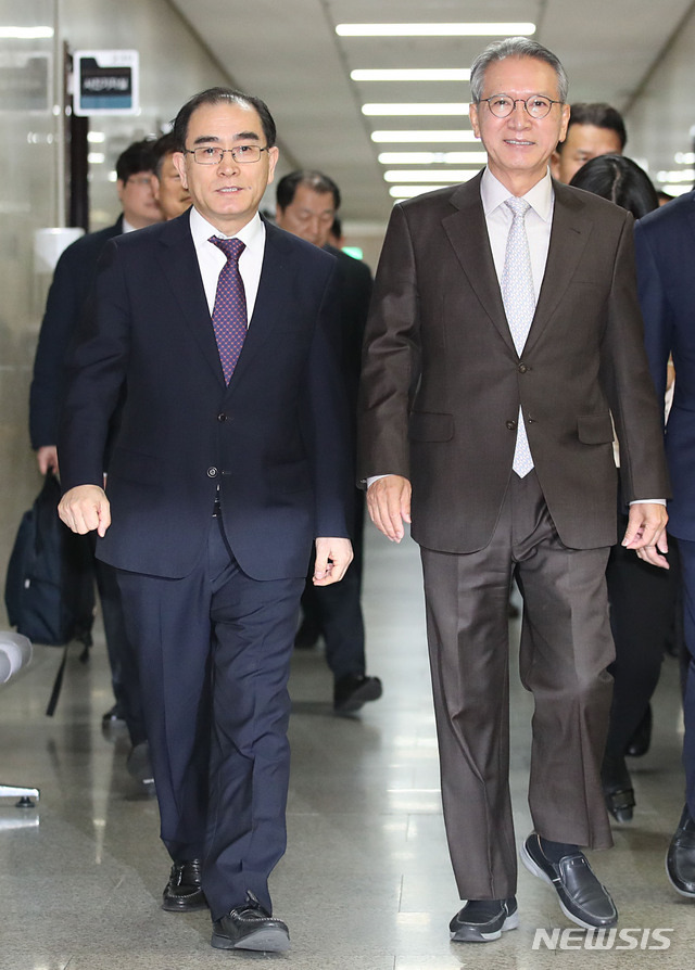 [서울=뉴시스] 김진아 기자 = 태영호(왼쪽) 전 주영 북한대사관 공사가 11일 서울 여의도 국회에서 기자회견을 하기 위해 김형오 자유한국당 공천관리위원장과 걸어오고 있다. 2020.02.11. bluesoda@newsis.com