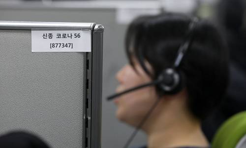 11일 오후 서울 영등포구 질병관리본부 1339콜센터에서 상담원들이 상담전화를 응대하고 있다. 질병관리본부 감염병 전문 콜센터는 24시간 연중무휴로 운영되며 상담원들 외에도 보건·의료 등 전문인력 19명이 상주하고 있다. 뉴스1