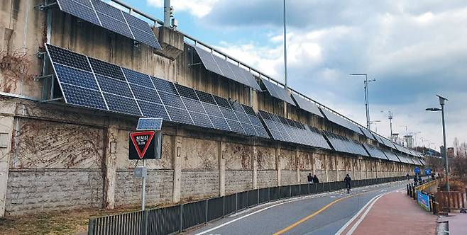지난 3일 서울 강변북로 성수동 구간을 따라 태양광 패널이 설치돼 있다. 성수동의 목표 구간은 1.5㎞였으나 380m에만 달려 있다. /구본우 기자