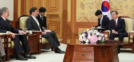 문재인 대통령(오른쪽)이 지난해 11월 15일 청와대 본관 접견실에서 마크 에스퍼 미 국방부 장관과 해리 해리스 주한 미국대사 등을 만나 이야기를 나누고 있다. 에스퍼 장관은 당시 지소미아 종료 반대 입장을 전달한 것으로 전해졌다. [청와대사진기자단]