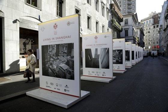 지난 4일 이탈리아 밀라노의 유명 쇼핑 거리인 몬테나폴레오네에 사람의 발길이 끊겨 한적한 모습이다. 평소 이 명품 거리는 세계 명품 시장의 큰 손인 중국인들로 붐볐지만, 신종 코로나바이러스 감염증 확산 이후 중국 관광객들의 방문이 줄어 경제적 타격을 입고 있다. [AP=연합뉴스]