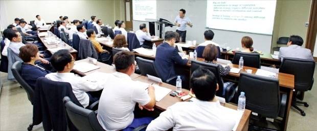 한양대 서울캠퍼스 경영전문대학원 최고경영자과정 수강생들이 강의를 듣고 있다. 이 과정은 철저한 재교육 프로그램으로 좋은 평가를 받고 있다.  /한양대 제공