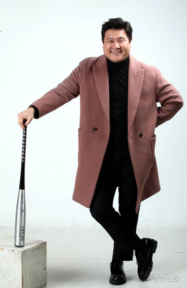 김기무는 중앙고·고려대를 거쳐 프로야구팀 한화이글스 1군 선수에까지 이름을 올린 야구선수였다. 하지만 입단 2년 만에 야구를 그만두고 스물 아홉의 나이에 세종대 영화예술학과에 입학했다. 김기남 기자