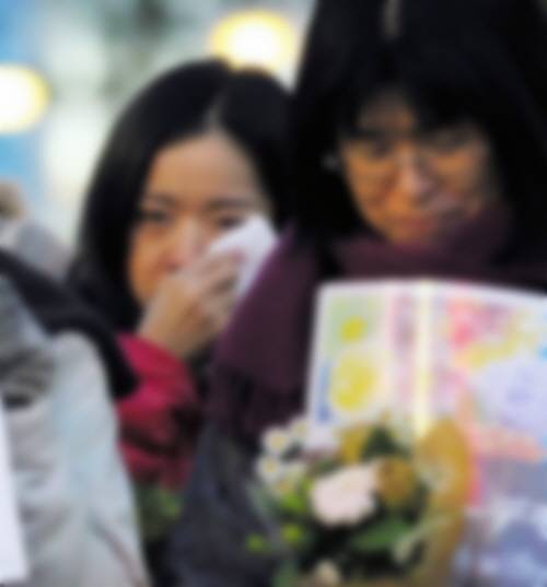 성범죄 피해를 본 여성의 연설을 듣고 눈물을 흘리는 참가자들. 나고야시.