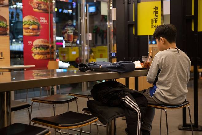 ⓒ시사IN 조남진지난해 12월18일 대치동 학원가 패스트푸드점에서 한 초등학생이 저녁을 먹고 있다.