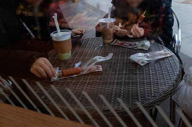 ⓒ시사IN 조남진대치동 같은 학원가에서 아이들의 식사 장소는 대개 길거리이다.