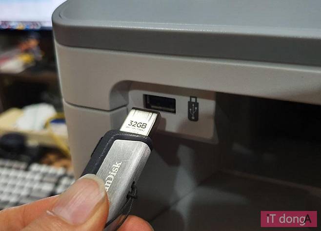 USB 저장장치를 꽂으면 PC 없이 다양한 작업을 할 수 있다