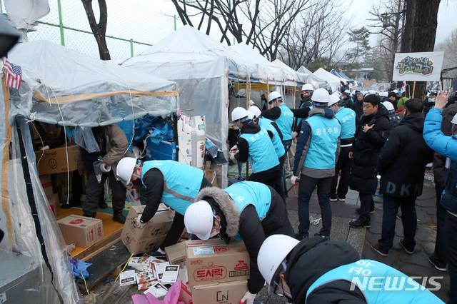 [서울=뉴시스]김근현 기자 = 종로구 관계자들이 13일 오전 서울 종로구 효자로 사랑채 주변에 설치된 집회 천막 총 13개동에 대한 행정대집행을 하고 있다. (사진=종로구 제공) 2020.02.13.photo@newsis.com