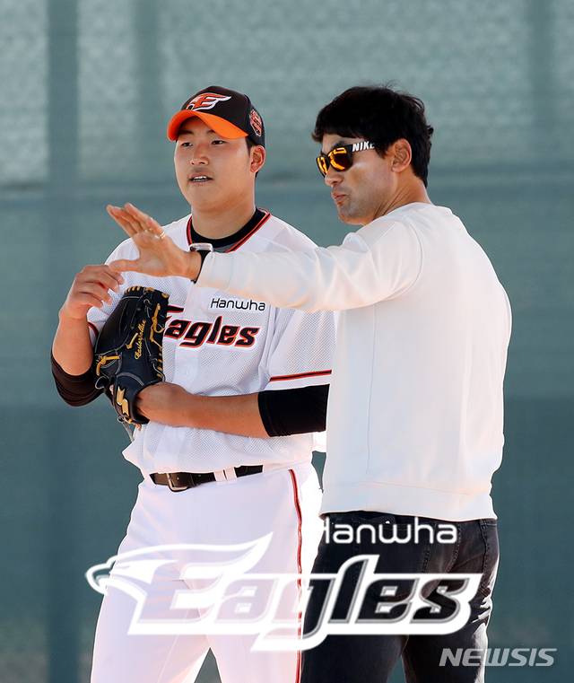 [서울=뉴시스] 13일(한국시간) 미국 애리조나주 피오리아에서 진행 중인 한화 이글스 스프링캠프에 방문한 박찬호(오른쪽)가 투수 김민우에게 투구에 대한 조언을 하고 있다. (사진 = 한화 이글스 제공)