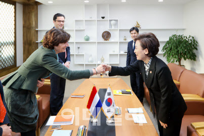 14일 요안 돌너왈드 주한 네덜란드 대사와 만난 김현미 국토부 장관(사진=국토부 제공)