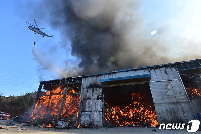 14일 오전 11시12분쯤 경북 경주시 강동면 한국에너지 폐기물 보관창고에서 불이 나 신고를 받고 출동한 119대원들과 산불진화헬기가 진화 작업을 벌이고 있다.2020.2.14/뉴스1 © News1 최창호 기자