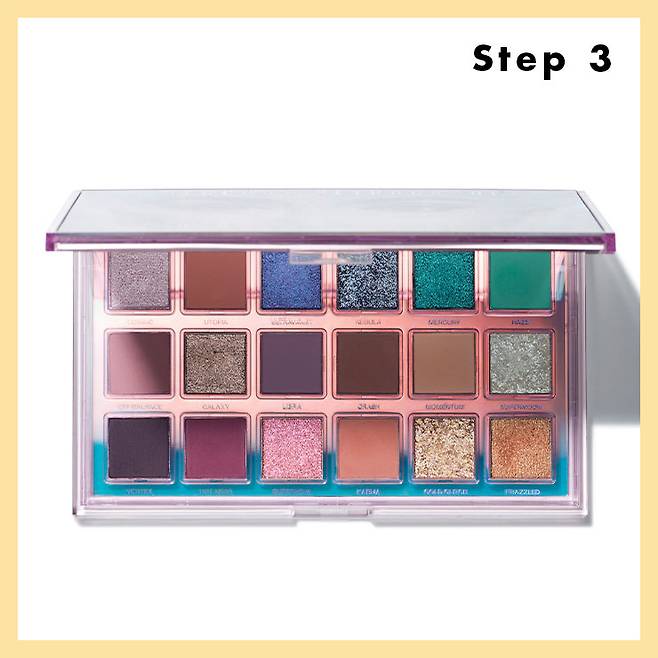 STEP 3 → 블루, 퍼플 등 채도가 높고 푸른 기가 도는 컬러를 사용할 차례. 터치 부위마다 농도를 달리 해야 자유분방한 느낌이 강조된다. 눈매가 밋밋해 보이지 않도록 마스카라를 속눈썹에 얇게 한 겹 바른다.