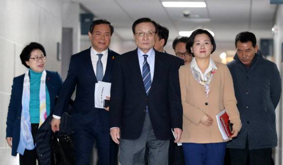 확대간부회의 향하는 민주당 이해찬 대표 - 더불어민주당 이해찬 대표가 14일 오전 서울 여의도 국회 의원회관에서 열린 확대간부회의에 참석하기 위해 이동하고 있다. 민주당은 당에 비판적 칼럼을 기고한 임미리 고려대 한국사연구소 연구교수를 이해찬 대표 명의로 검찰에 고발, 부적절했다는 비판을 받고 있다. 2020.2.14 연합뉴스