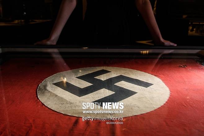 ▲ 축구장에서 절대 보여선 안 될, 나치 전범기 문양