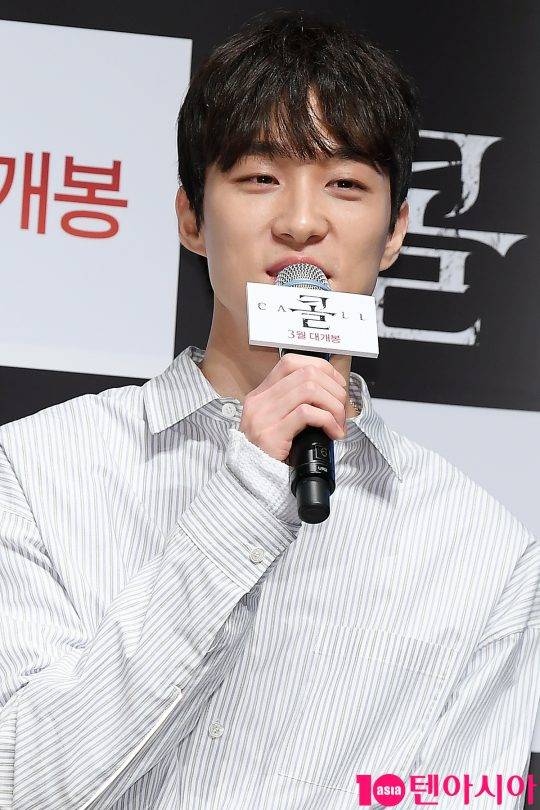 이충현 감독이&nbsp;17일 오전 서울 신사동 CGV압구정에서 열린 영화 ‘콜’ 제작보고회에 참석해 인삿말을 하고있다./이승현&nbsp;기자 lsh87@