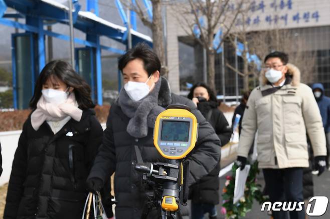 17일 공군사관학교 성무연병장에서 열린 제72기 사관생도 입학식에서 가족들이 열화상 카메라 앞을 지나고 있다. (공군사관학교 제공) 2020.2.17/뉴스1 © News1