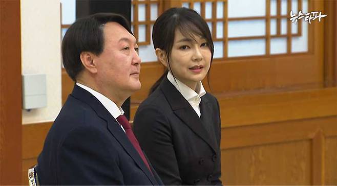 ▲ 윤석열 검찰총장과 아내 김건희 씨. 2019년 7월 25일 청와대에서 열린 검찰총장 임명장 수여식에서 포착된 모습. (출처 : YTN)