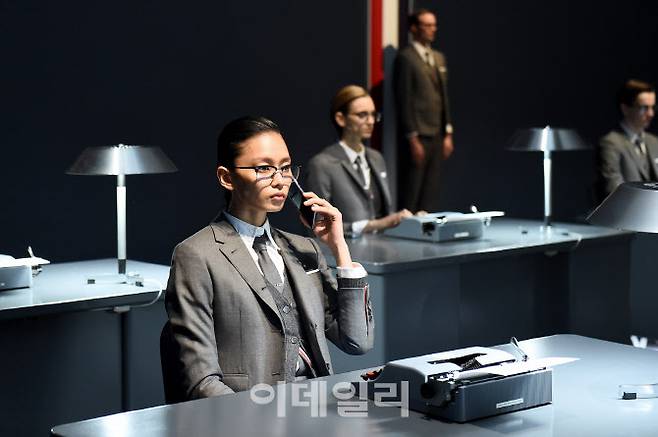 삼성전자와 톰브라운은 현지시간 12일 뉴욕 패션위크에서 독특한 구성의 ‘갤럭시 Z플립 톰브라운 에디션’ 공개 행사를 진행했다. (사진= 삼성전자)