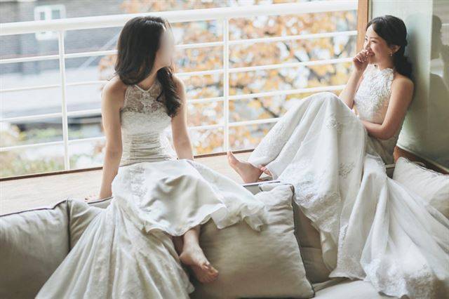 언제가 될지 모를 동성결혼 법제화를 기다리느니, 냅다 식부터 올리기로 했다. 여자끼리 하는 결혼이라 해서 특별할 건 없지만, 순백의 드레스가 둘이나 되니 식장도 두 배로 눈부시지 않을까 걱정이다. 이혜리씨 부부 제공