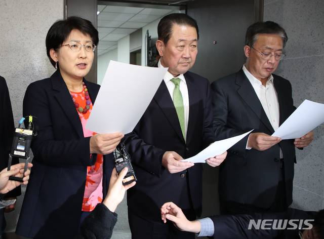 [서울=뉴시스] 김진아 기자 = 박주현 민주평화당 통합추진특별위원장이 14일 서울 여의도 국회 의원화관에서 합당 합의문을 낭독하고 있다. 왼쪽부터 박주현 위원장, 박주선 바른미래당 대통합개혁위원장이, 유성엽 대안신당 통합추진위원장. 2020.02.14. bluesoda@newsis.com
