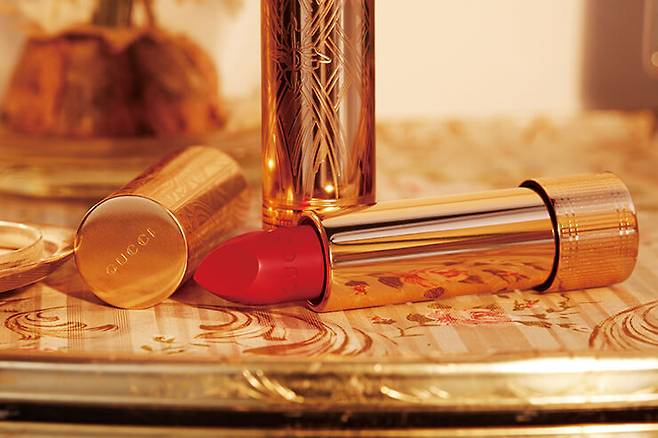 어린 시절 미켈레가 목격한 엄마의 화장대 풍경이 이렇지 않았을까. 루즈 아 레브르 사탱, 25 골디 레드, 4만8천원, Gucci Beauty.