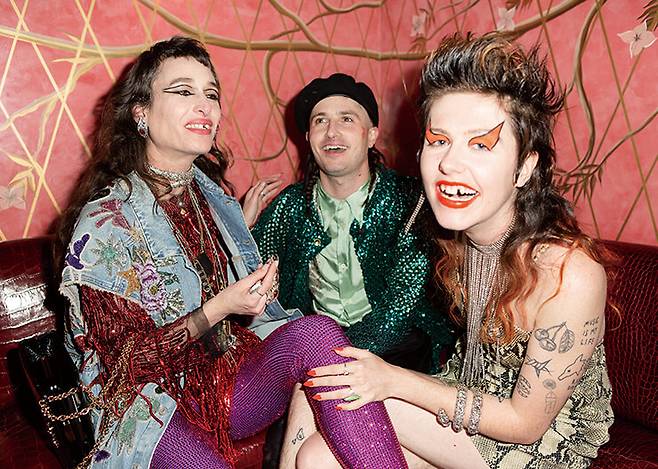 대니 밀러의 블랙&오렌지 아이 메이크업에 시선 집중!