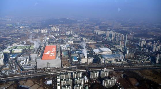 SK하이닉스는 지난해 12월 경기도 이천 사업장에 5만3000㎡ 규모로 반도체 생산공장 ‘M16’을 착공했다. M16은 SK하이닉스가 현재 보유한 부지에 세울 수 있는 마지막 공장이다. [청와대사진기자단]