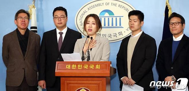 조성은 '브랜드뉴파티' 대표(가운데)가 지난 16일 서울 여의도 국회 정론관에서 박형준 통합신당준비위 공동위원장, 정병국 새로운보수당 의원과 미래통합당 합류 선언을 하고 있다. /사진=뉴스1