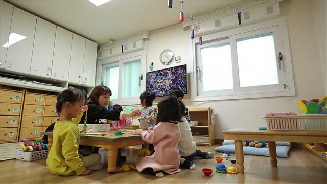 올 들어 서울의 초미세먼지 농도가 ㎥당 63㎍으로 가장 심했던 지난 14일 성동구 구립성일어린이집 원아들이 청정 공기가 유지되는 실내에서 수업을 하고 있다.성동구 제공