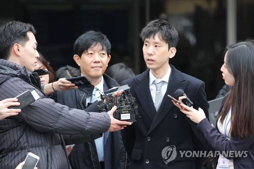 법원, '타다 합법' 판단 (서울=연합뉴스) 임화영 기자 = '여객자동차 운수사업법 혐의'로 기소된 이재웅 쏘카 대표(가운데)와 타다 운영사 VCNC 박재욱 대표가 19일 오전 서울 서초구 서울중앙지법에서 열린 1심 선고 공판에서 무죄를 받은 뒤 취재진의 질문에 답하고 있다. hwayoung7@yna.co.kr