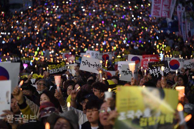[저작권 한국일보] 지난해 10월 서울 서초동 대검찰청 앞에서 열린 '제9차 사법적폐 청산을 위한 검찰 개혁 촛불 문화제'에서 참가자들이 촛불을 들고 조국 장관 수호, 구호를 외치고 있다. 류효진 기자