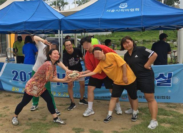 아몬드처럼 생긴 럭비공은 어디로 튈지 ‘예상 불가’다. 나름 ‘구기 종목 마스터’라 불리던 혜린씨에게도 쉽지 않은 게임이었다. 잘은 못해도, 어쩐지 소풍 가서 하는 ‘수건돌리기’ 같다는 생각이 들었단다. 이기고 지고는 상관이 없고, 그냥 한없이 즐겁기만 한 시간. “모두가 엉성한데, 모두가 열심히인 그 모습이 너무 웃기면서도 정답더라고요.” 은평시스터즈 제공