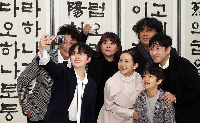 봉준호 감독과 배우 송강호, 조여정, 이선균 등이 20일 오찬에 앞서 기념촬영을 하고있다. [연합뉴스]