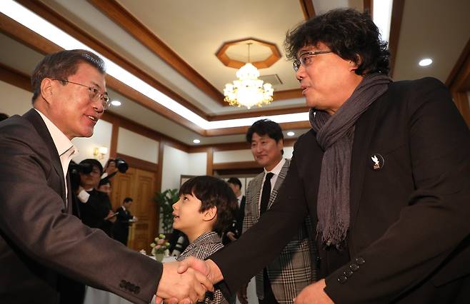 문재인 대통령이 20일 오찬에 앞서 봉준호 감독과 인사하고 있다.   가운데는 아역배우 정현준. [연합뉴스]