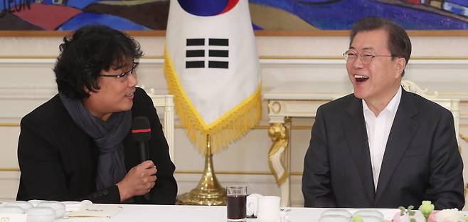 문재인 대통령이 20일 봉준호 감독의 인사말을 들으며 웃고 있다. [연합뉴스]