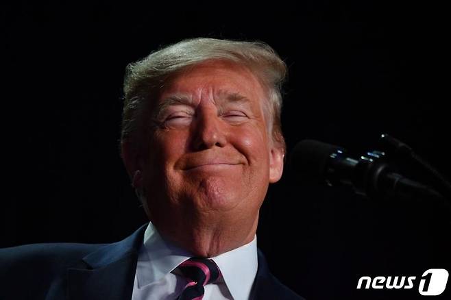 (워싱턴 AFP=뉴스1) 우동명 기자 = 도널드 트럼프 미국 대통령이 지난 6일(현지시간) 워싱턴 힐튼 호텔에서 열린 국가조찬기도회에 참석해 연설을 하고 있다. 트럼프 대통령은 이날 “오늘은 축하의 날"이라며 '승리'를 선언하고, 민주당에겐 "사악하고 비열하다"고 비난했다.  © AFP=뉴스1  <저작권자 © 뉴스1코리아, 무단전재 및 재배포 금지>