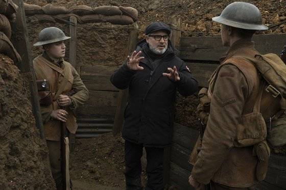 '1917' 촬영 현장에서 샘 멘데스 감독(가운데)이 영국군 통신병 역의 주연배우 딘-찰스 채프먼, 조지 맥케이(왼쪽부터)와 동선을 상의하고 있다. [사진 스마일이엔티]