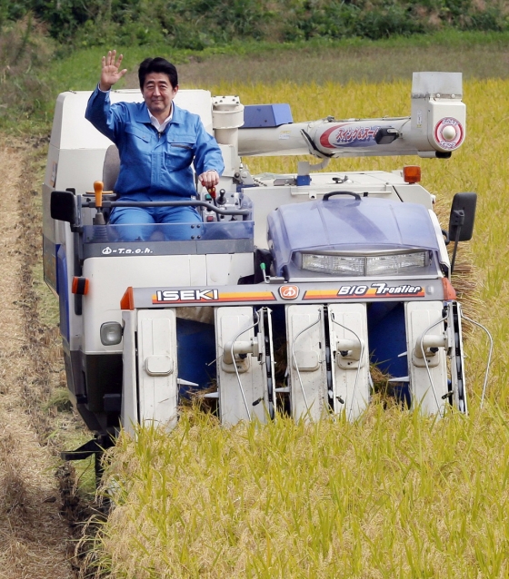 후쿠시마산 쌀을 홍보하는 아베 신조 일본 총리. /AFPBBNews=뉴스1